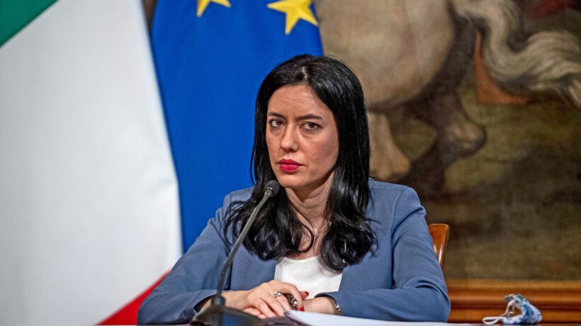 Il bando per i banchi verso un altro flop. E stavolta l’Azzolina rischia di saltare