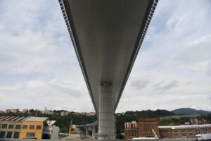 Il nuovo ponte di Genova rovinato da autostrade in tilt e dai Benetton
