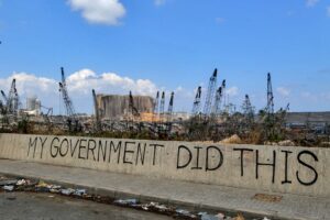 Saltato il governo, nel vuoto politico Hezbollah sguazza. Gli Usa alla finestra