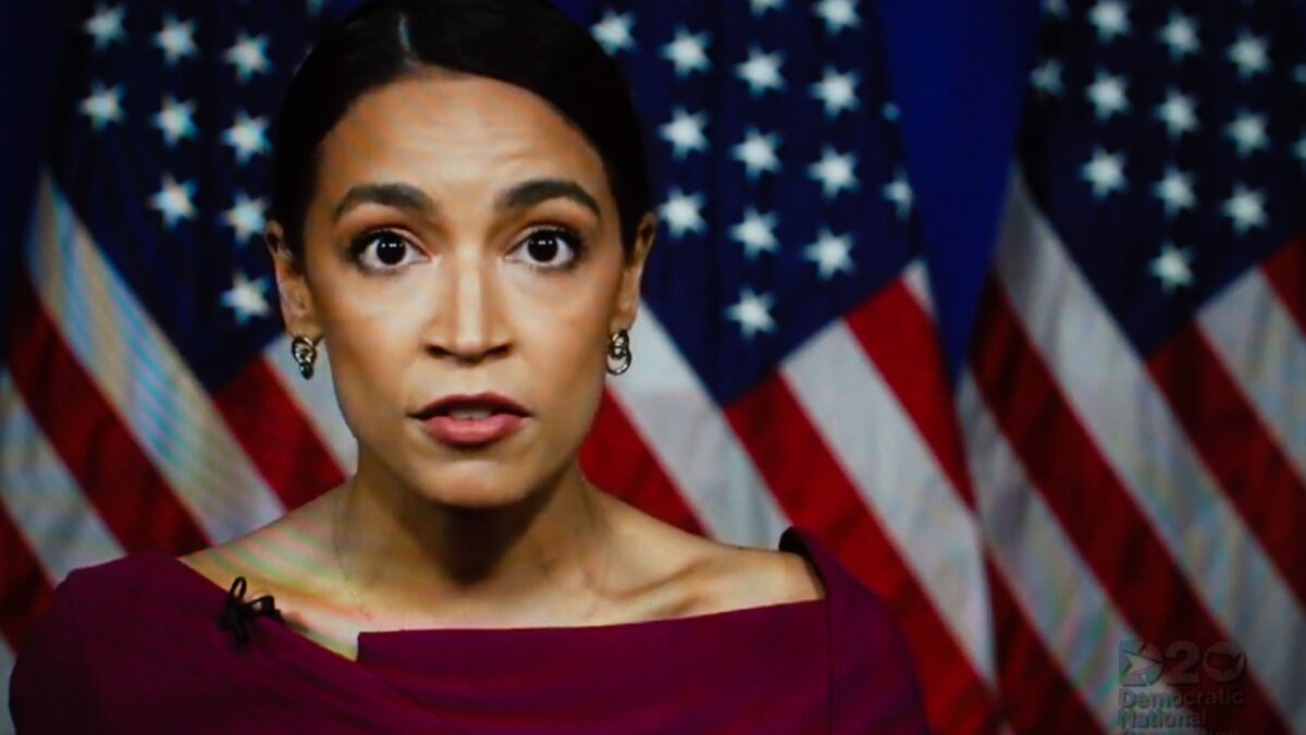 La Ocasio-Cortez non ce la fa proprio a sostenere Biden alle presidenziali