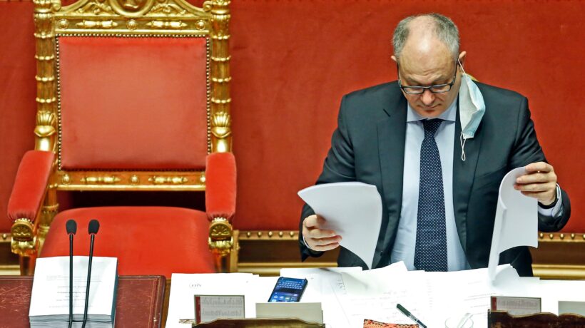 Gualtieri festeggia il Sure. Ma i 27 miliardi promessi nascondono una fregatura