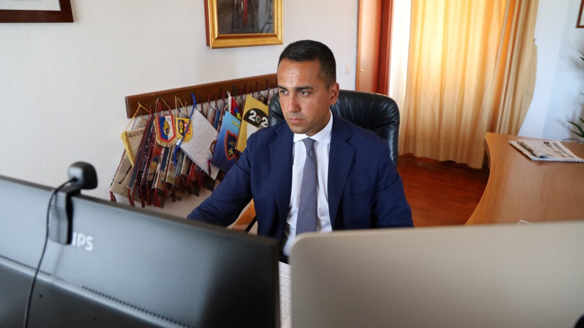 Di Maio stende i tappeti per Wang Yi. E guai a parlare del dossier sul 5G