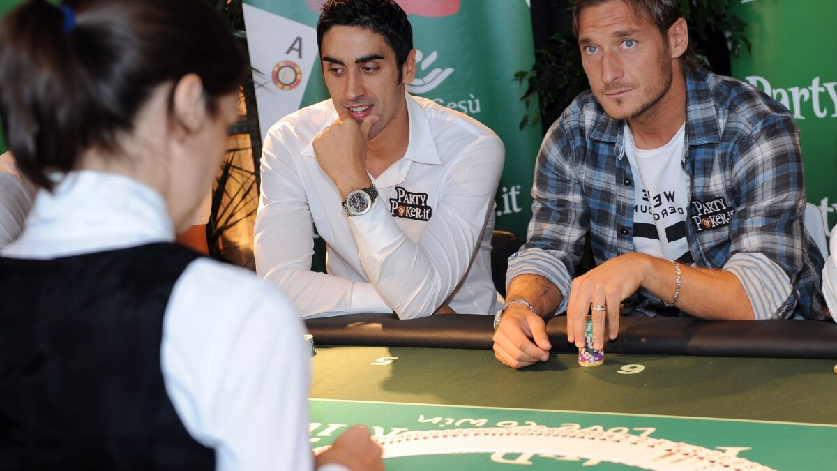 Totti impassibile al tavolo da poker. Neanche una pantegana lo sconvolse