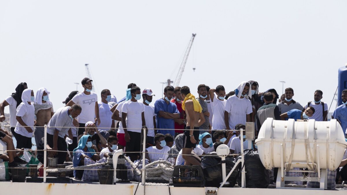 Boom di arrivi, Lampedusa scoppia. E noi pattugliamo i confini francesi