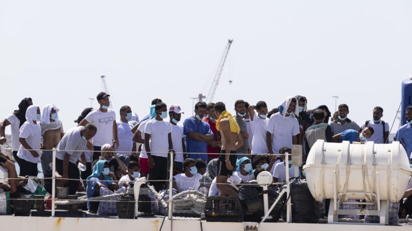 Boom di arrivi, Lampedusa scoppia. E noi pattugliamo i confini francesi