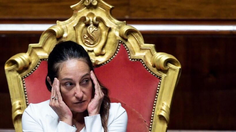 La Taverna vuol guidare il M5s, ma non versa un euro