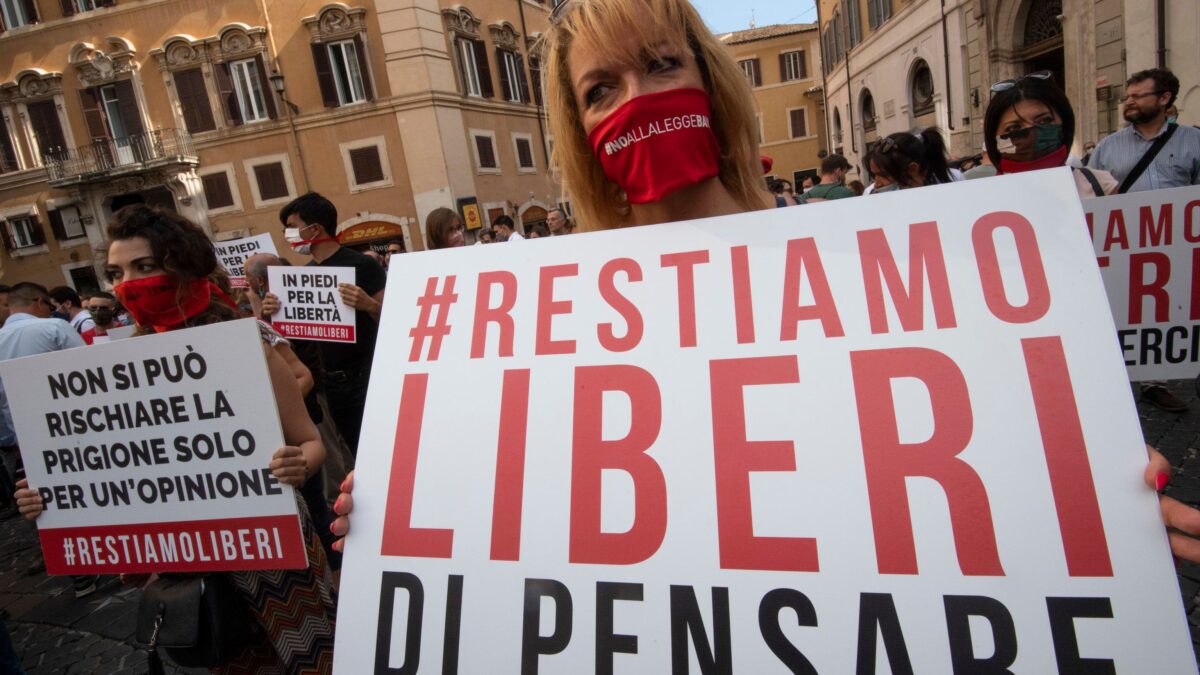 Approda alla Camera la legge bavaglio. E gli inquisitori Lgbt minacciano censure