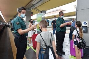 Il governo caccia la gente dai treni ma i «suoi» Vip li ammassa sui bus