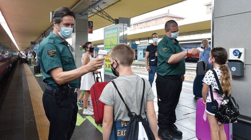 Il governo caccia la gente dai treni ma i «suoi» Vip li ammassa sui bus
