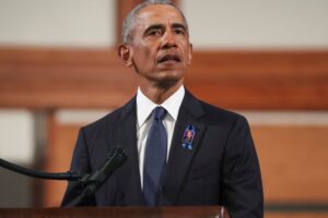 La vice di Obama prima difende l’ex presidente,  poi lo inguaia