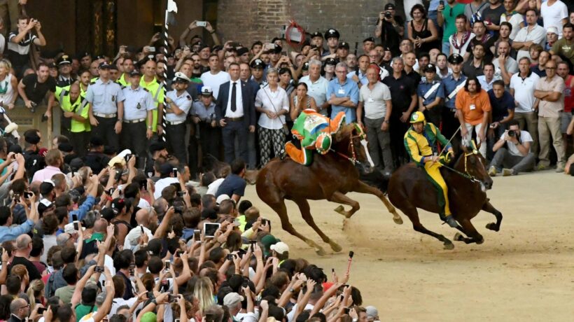 Un momento del Palio di Siena del 16 agosto 2019 (Ansa)