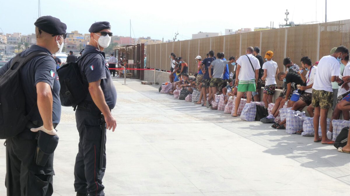 La Sicilia mette al bando migranti e Ong