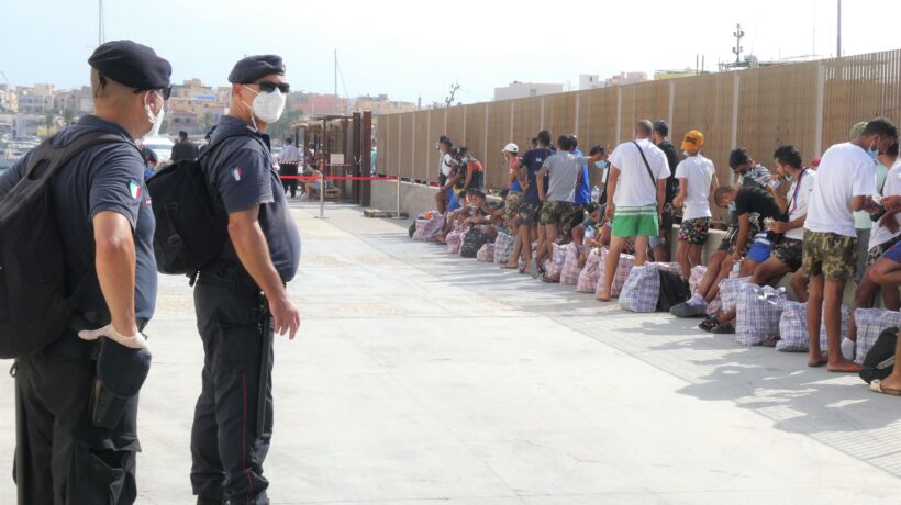 La Sicilia mette al bando migranti e Ong