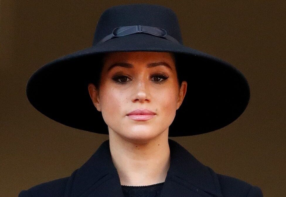 Meghan fa la vittima nella sua biografia. Ma è lei che ha quasi sfasciato la corona