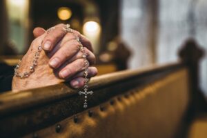 La sofferenza può aiutare l’uomo ma serve una Chiesa che gli parli