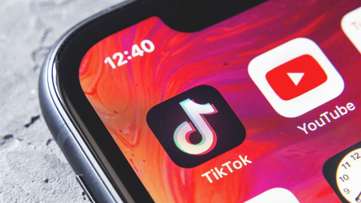 Guerra tra Tik Tok e Casa Bianca. Il numero uno del social si dimette