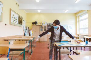 Le aule in tempo di distanziamento: per metà ospedali, per metà galere