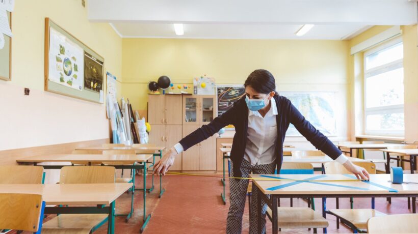 Le aule in tempo di distanziamento: per metà ospedali, per metà galere