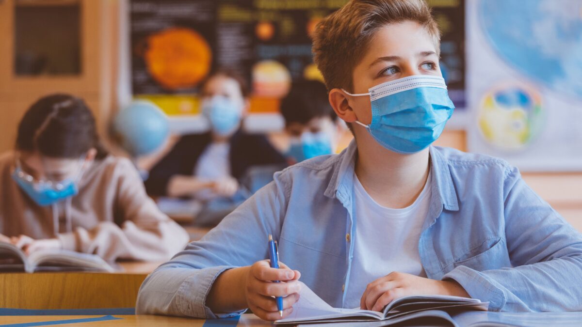 L’ultima sparata sulla scuola: dopo la corsa ai nuovi banchi le distanze sono superate