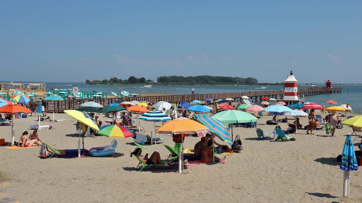 Quindicenne stuprata in spiaggia. Fermati tre ragazzini immigrati