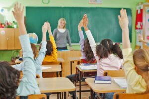 «Crisanti renderà ostaggi docenti, bambini e genitori. Mattarella difenda i nostri figli. Governo a casa»