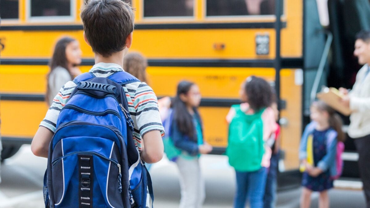 Il caos è completo: nessuna distanza sugli scuolabus. Ma per non più di 15 minuti