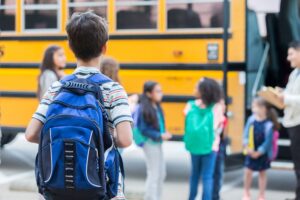 Il caos è completo: nessuna distanza sugli scuolabus. Ma per non più di 15 minuti