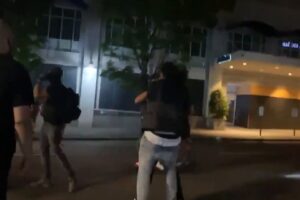 Si oppone a rapina al corteo di Blm. Bianco massacrato dai manifestanti
