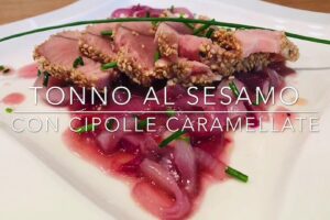 Cuciniamo insieme: tonno al sesamo con cipolle caramellate