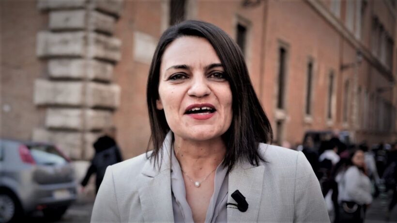La senatrice «esperta» di Alitalia che guida senza assicurazione