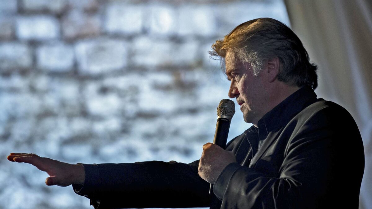 Bannon in manette e indagini fiscali. Due spallate a Trump a tre mesi dal voto