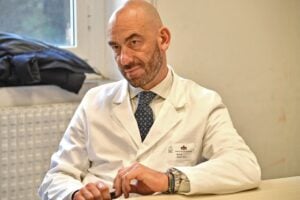 Matteo Bassetti: «Il virus è meno letale di quanto sembrava»
