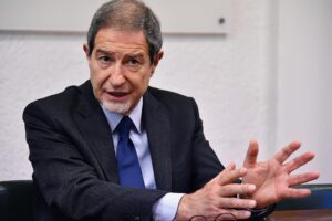 In Sicilia altri 200 sbarchi. E Roma si limita a sostituire lo scafo per la quarantena
