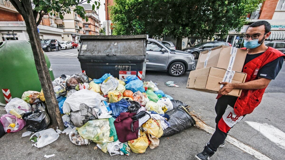 Roma naufraga tra buche e rifiuti. Ma la Raggi pensa all’antifascismo