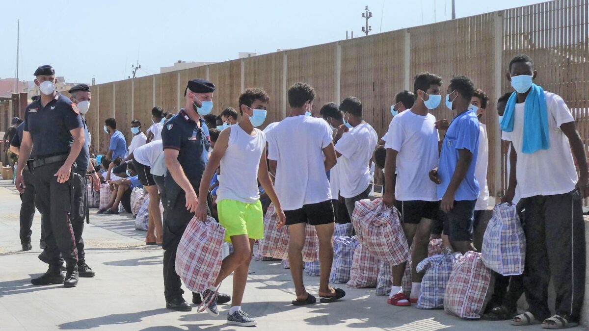 È assalto alle nostre coste. Si arriva a vele spiegate e si scappa dalla quarantena
