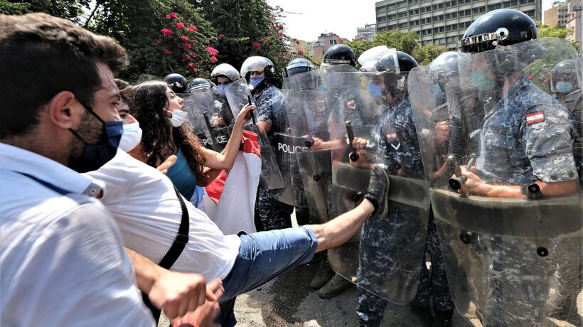 Beirut in piazza contro il governo che evoca ancora l’attacco esterno