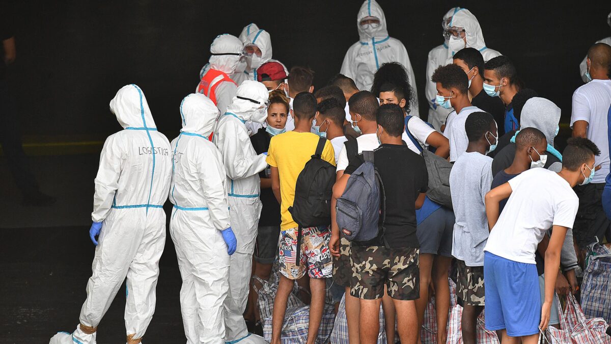 I contagi nelle strutture dei migranti lasciati liberi di diffondere il virus