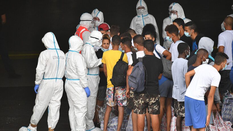 I contagi nelle strutture dei migranti lasciati liberi di diffondere il virus