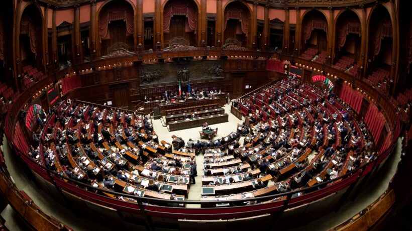 In politica la riservatezza non conta. Fuori subito i nomi dei disonorevoli