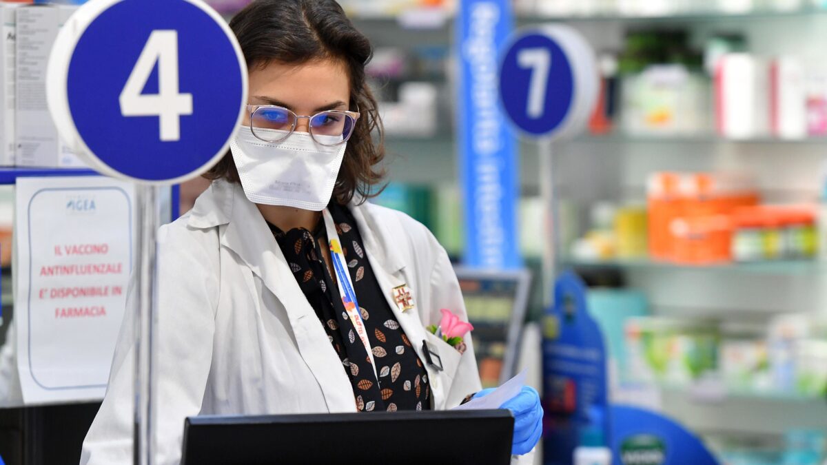 Farmacie a secco di antinfluenzale. Si rischia un altro caso mascherine