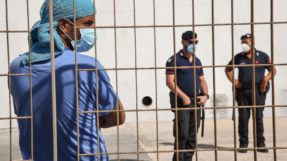 Emergenza contagi fra i poliziotti mandati dai migranti