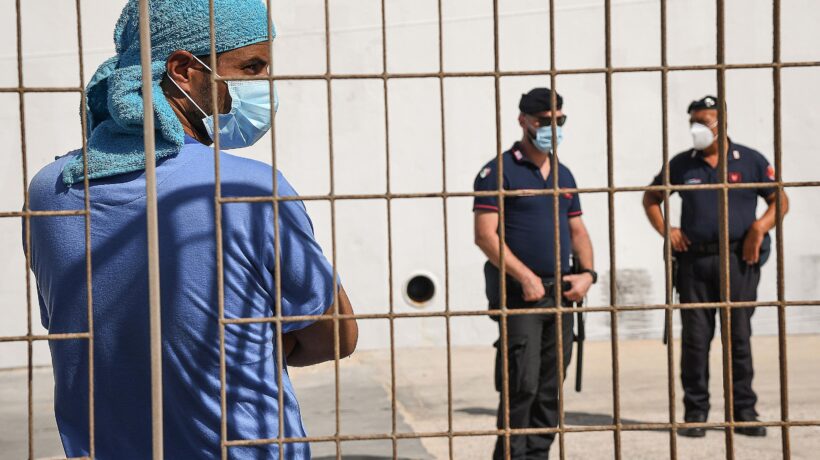 Emergenza contagi fra i poliziotti mandati dai migranti