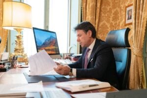 Conte torna ai classici e incolpa le Regioni