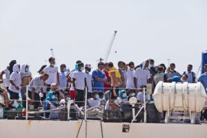 La nave di Carola fa un altro carico e punta dritta alle coste italiane