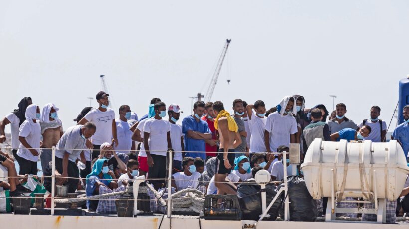 La nave di Carola fa un altro carico e punta dritta alle coste italiane