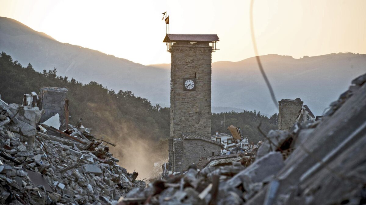 Conte sfila sul palco di Amatrice, una delle poche costruzioni in piedi