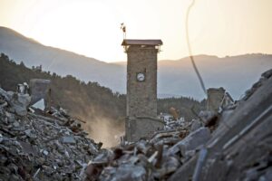 Conte sfila sul palco di Amatrice, una delle poche costruzioni in piedi