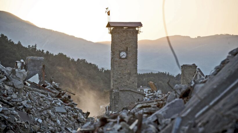 Conte sfila sul palco di Amatrice, una delle poche costruzioni in piedi