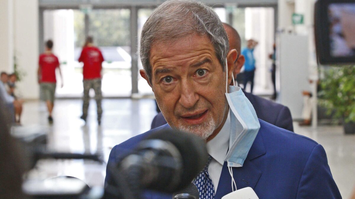 Lamorgese in guerra Il governo impugna la legge di Musumeci contro gli hotspot
