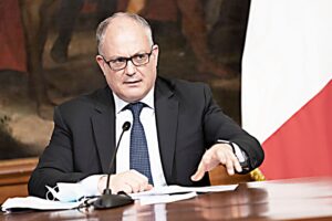 Crolla il Pil e Gualtieri prevede rimbalzi: non ne ha azzeccata una